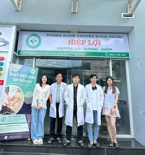 Mặt tiền Phòng khám Hiệp Lợi, năm người đứng trước cửa